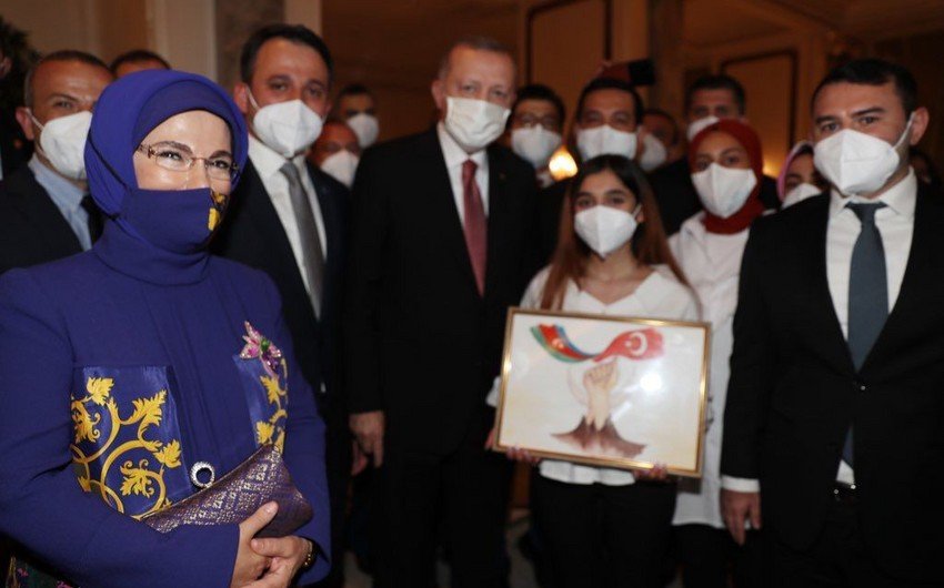 “Qarabağ Zəfəri” rəsm müsabiqəsinin qalibləri Ərdoğanla görüşdü “Qarabağ Zəfəri” rəsm müsabiqəsinin qalibləri Ərdoğanla görüşdü