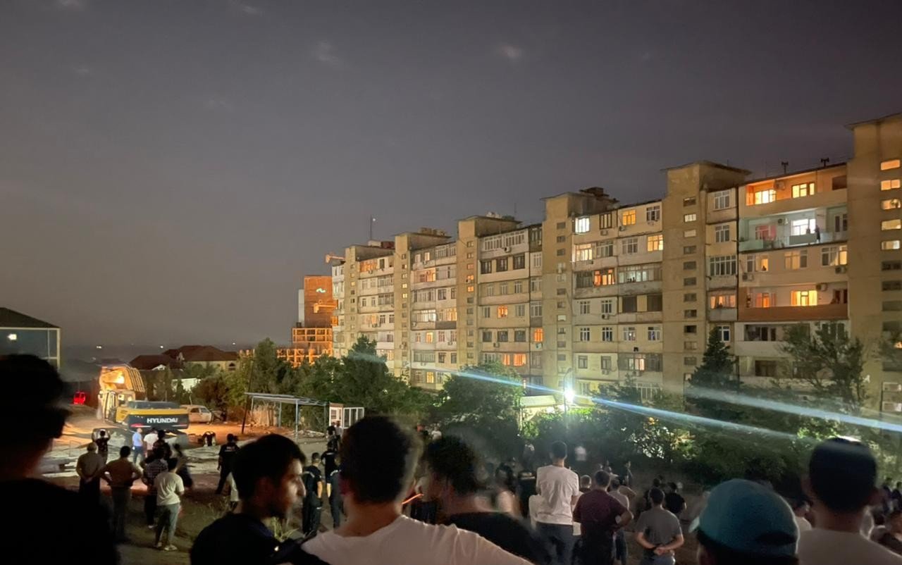 Bakıda kişi özünü 9-cu mərtəbədən atmaq istədi - FOTO 