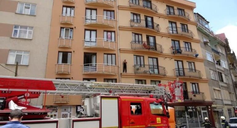 Tibb bacısı insanların gözü önündə boynunu doğradı