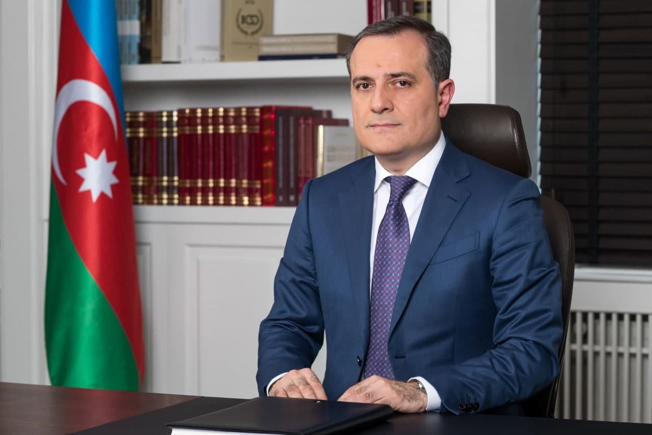 Ceyhun Bayramov diplomatları təbrik etdi     