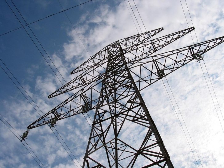 Sumqayıtda intihara cəhd - Elektik dirəyini çıxdı və...