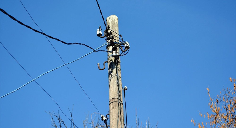 Bir nəfər elektrik dirəyinə çıxaraq intihar etmək istədi