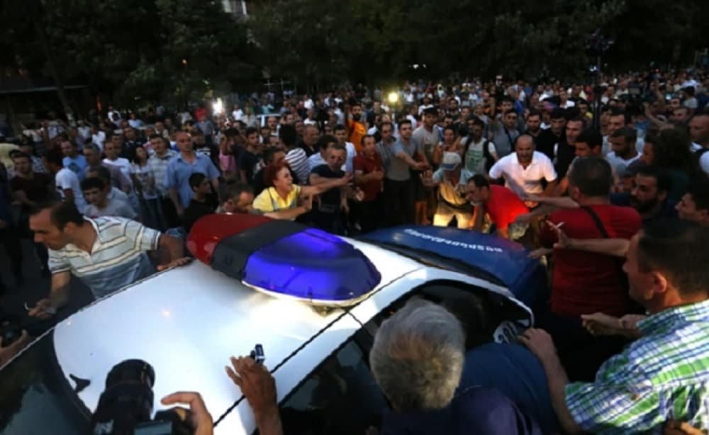 İrəvan küçələrində ATIŞMA: ABŞ vətəndaşı güllələndi
