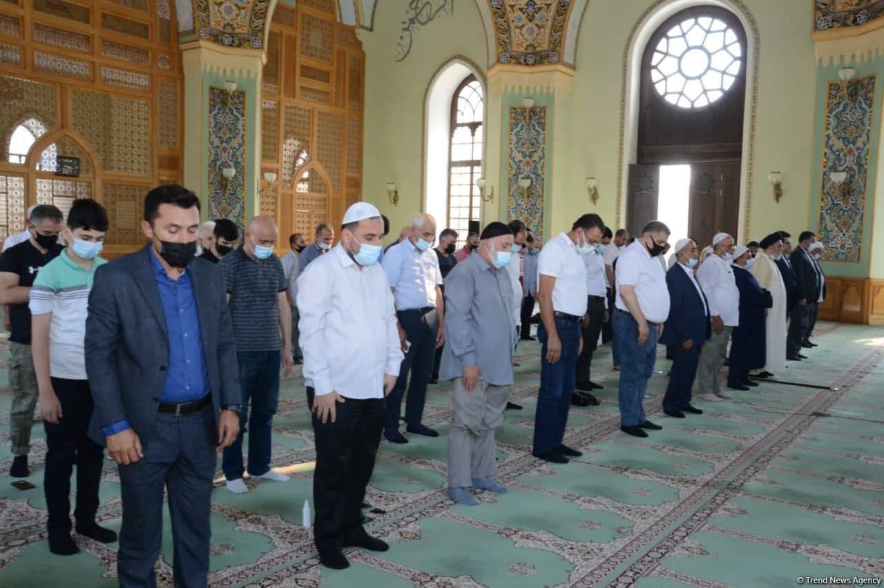 Təzəpir məscidində bayram namazı qılındı - FOTO