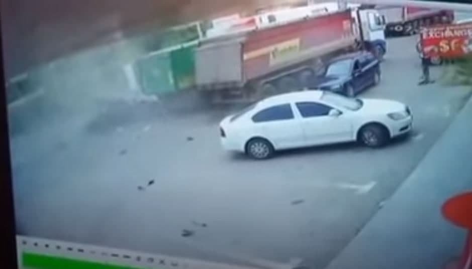 Erməninin maşını partladı – Sürücü tikə-tikə oldu - VİDEO Erməninin maşını partladı – Sürücü tikə-tikə oldu - VİDEO
