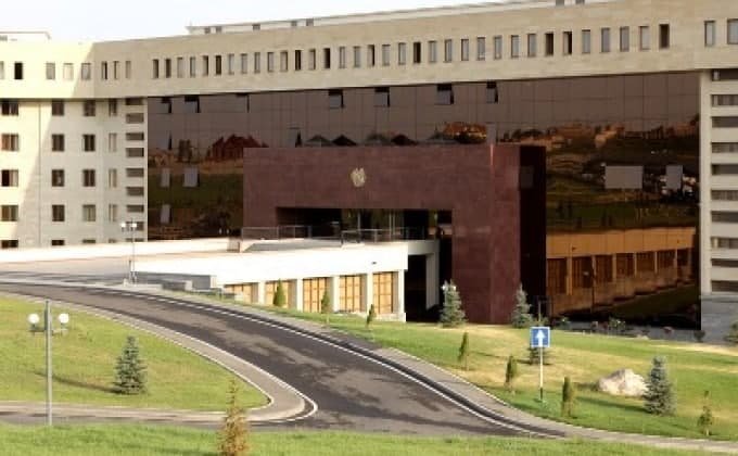 Erməni bloqer ölkəsinin Müdafiə nazirliyini yıxıb-sürüdü: “Təchizat yoxdur” Erməni bloqer ölkəsinin Müdafiə nazirliyini yıxıb-sürüdü: “Təchizat yoxdur”