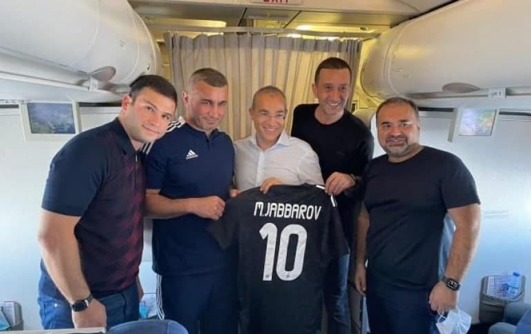Mikayıl Cabbarov Bakıya “Qarabağ”la eyni təyyarədə qayıtdı – FOTO Mikayıl Cabbarov Bakıya “Qarabağ”la eyni təyyarədə qayıtdı – FOTO