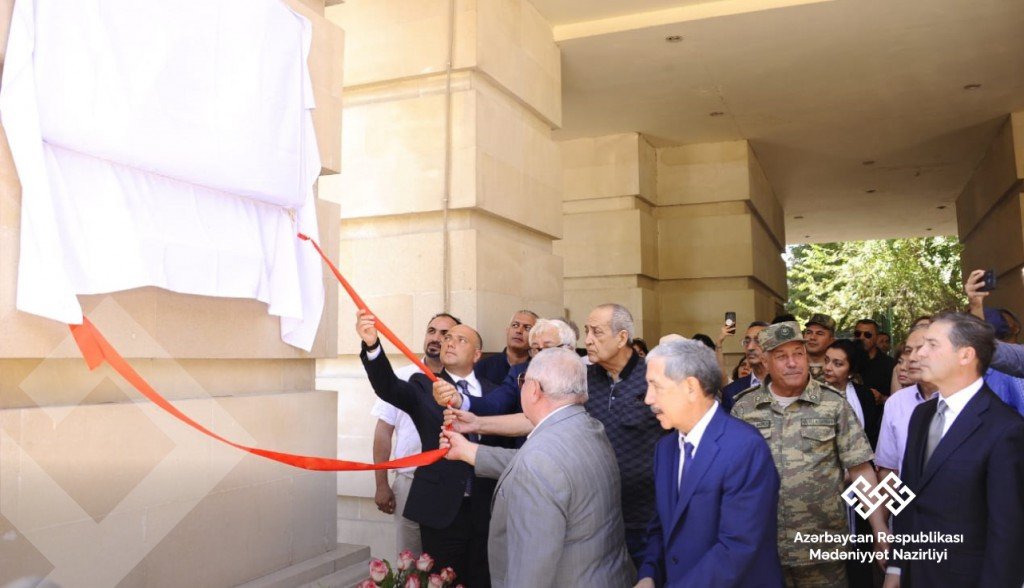 Amaliya Pənahovanın barelyefi qoyuldu - FOTO