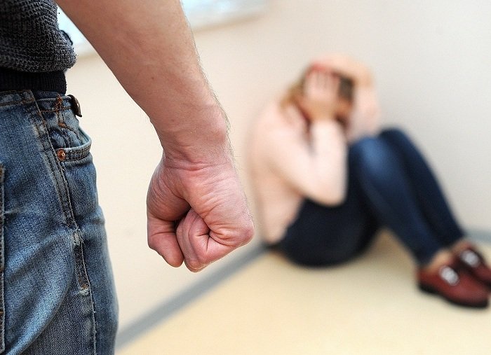 Bakıda qadını dəmir parçası ilə hədələyib soydular