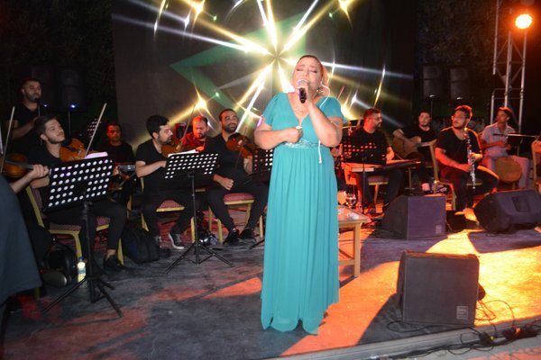 Küləkdən ətəyi qalxan müğənni maraqlı həll yolu tapdı - FOTO