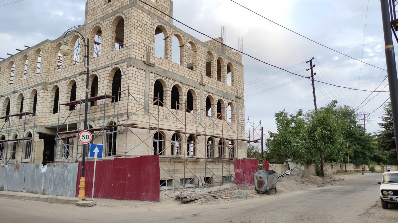 Qubada fəhlənin tikinti zamanı ölümünün TƏFƏRRÜATI - FOTO