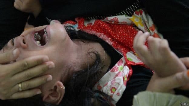 Azərbaycanda 18 yaşlı qıza ana və qardaşı işgəncə verdi - FOTO