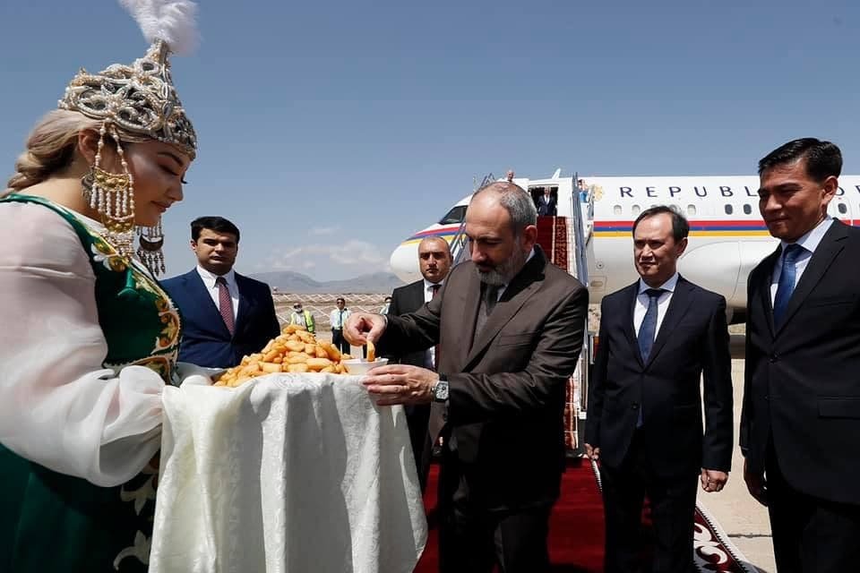 Nikol Paşinyan Qırğızıstanda Türk çörəyi yedi - FOTO