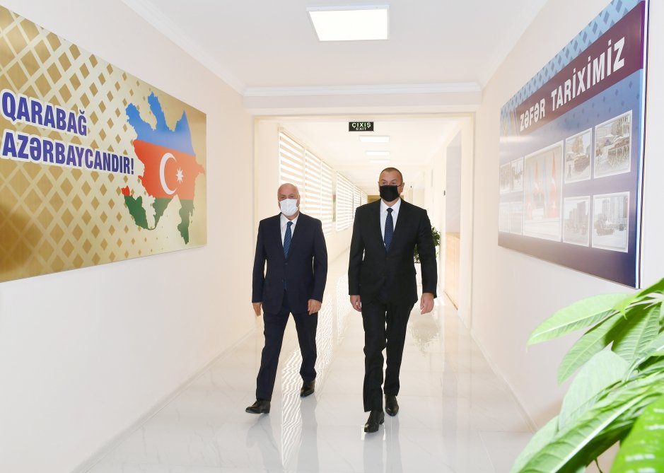 Prezident Sumqayıt şəhər 20 nömrəli tam orta məktəbdə yaradılan şəraitlə tanış oldu - YENİLƏNİB - VİDEO Prezident Sumqayıt şəhər 20 nömrəli tam orta məktəbdə yaradılan şəraitlə tanış oldu - YENİLƏNİB - VİDEO