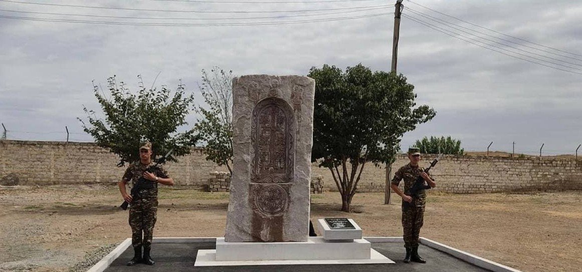 Separatçılar Ağdərədə ölən ermənilərə abidə ucaltdı - FOTO