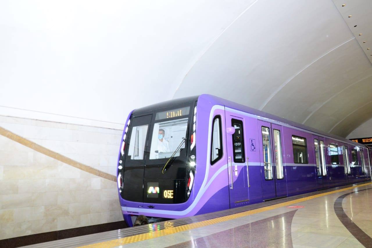 Metropolitendə sərnişinlər qatardan DÜŞÜRÜLÜR - RƏSMİ  