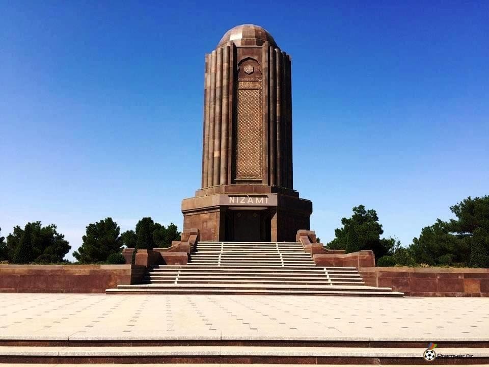 Türkiyənin tanınmış yazarları Gəncədədir - FOTO