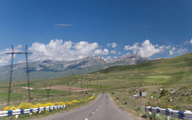 Azərbaycan polisi Gorus-Qafan yolunda İranın yük maşınlarını yoxlayır