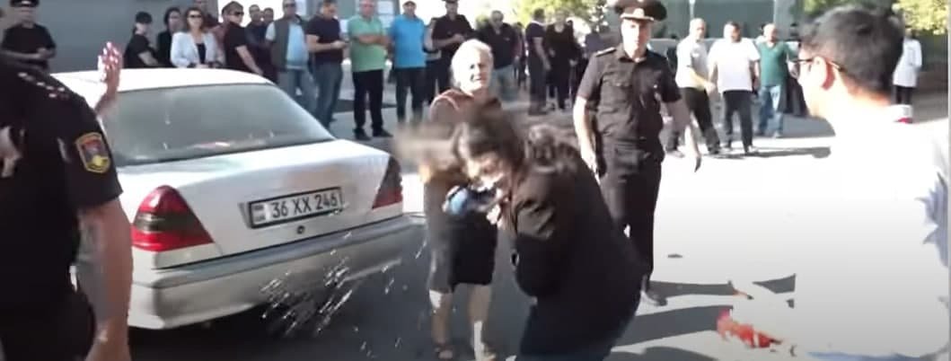 Ölən erməni əsgərin anası qadın jurnalistin üstünə su tökdü - VİDEO