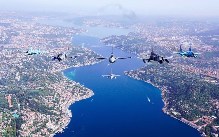 Azərbaycan və Türkiyə qırıcılarının İstanbuldakı uçuşundan yeni GÖRÜNTÜLƏR Azərbaycan və Türkiyə qırıcılarının İstanbuldakı uçuşundan yeni GÖRÜNTÜLƏR