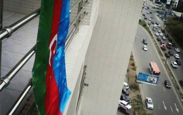 Şəhidin qardaşı bayrağı dəyişərkən yıxılıb öldü - FOTO