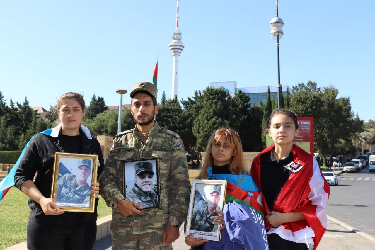 Şəhidlər xiyabanına axın başladı – FOTO/VİDEO