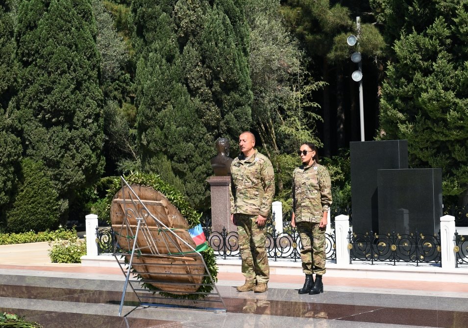 Prezident Heydər Əliyevin məzarını ZİYARƏT ETDİ - FOTO