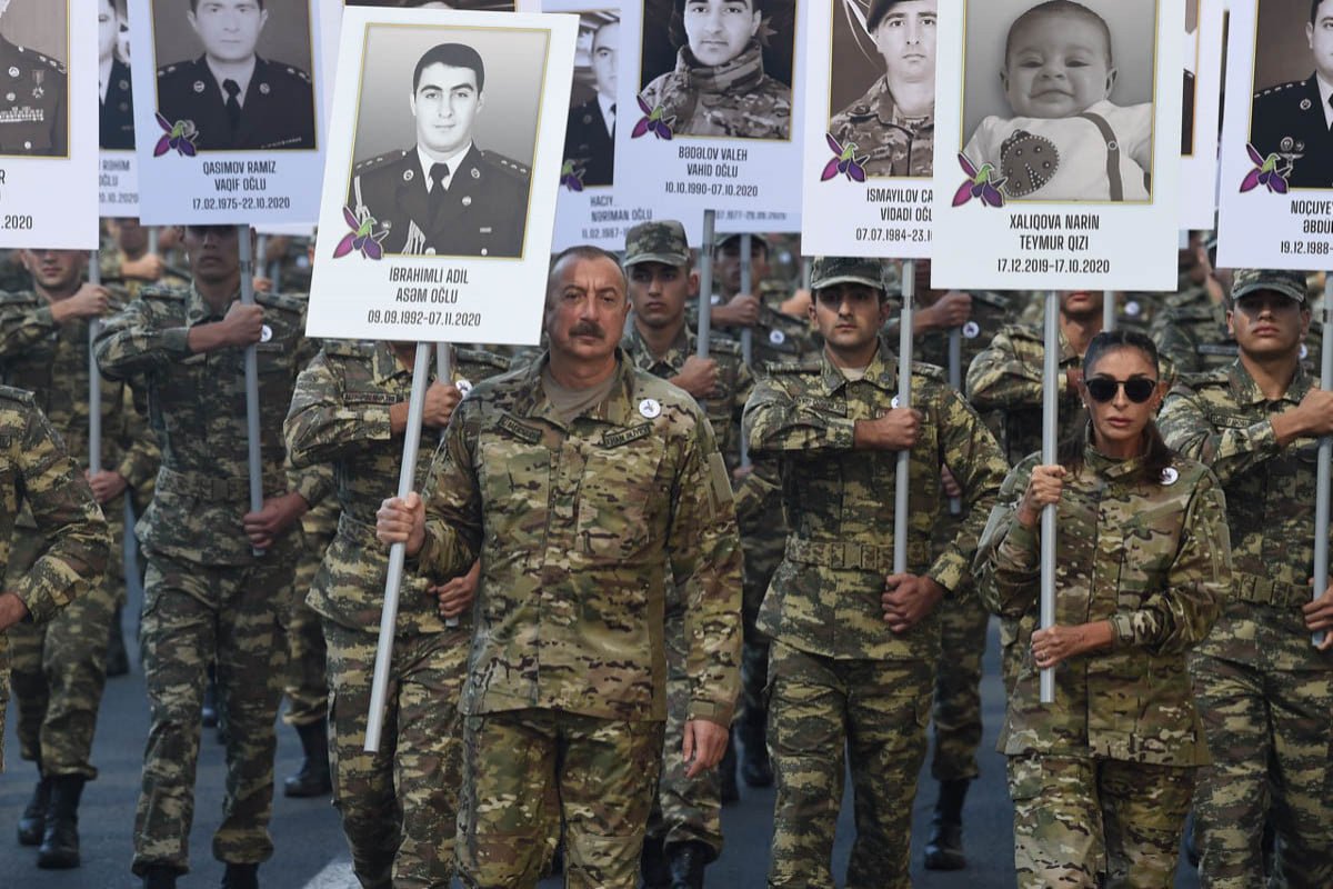 Mehriban Əliyevanın plakatını daşıdığı körpə kimdir? - FOTO