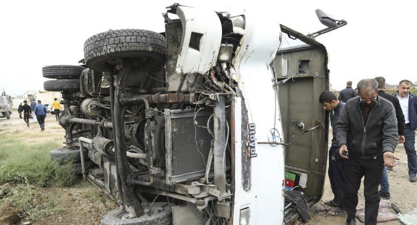 Abşeronda sərnişin avtobusu aşıb, xəsarət alanlar var