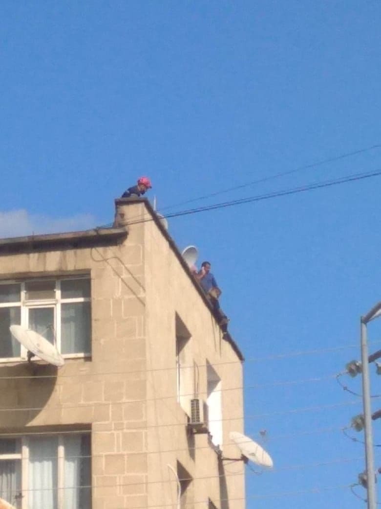 SON DƏQİQƏ: Naməlum qadın intihara cəhd edir - FOTO+VİDEO - foto 1