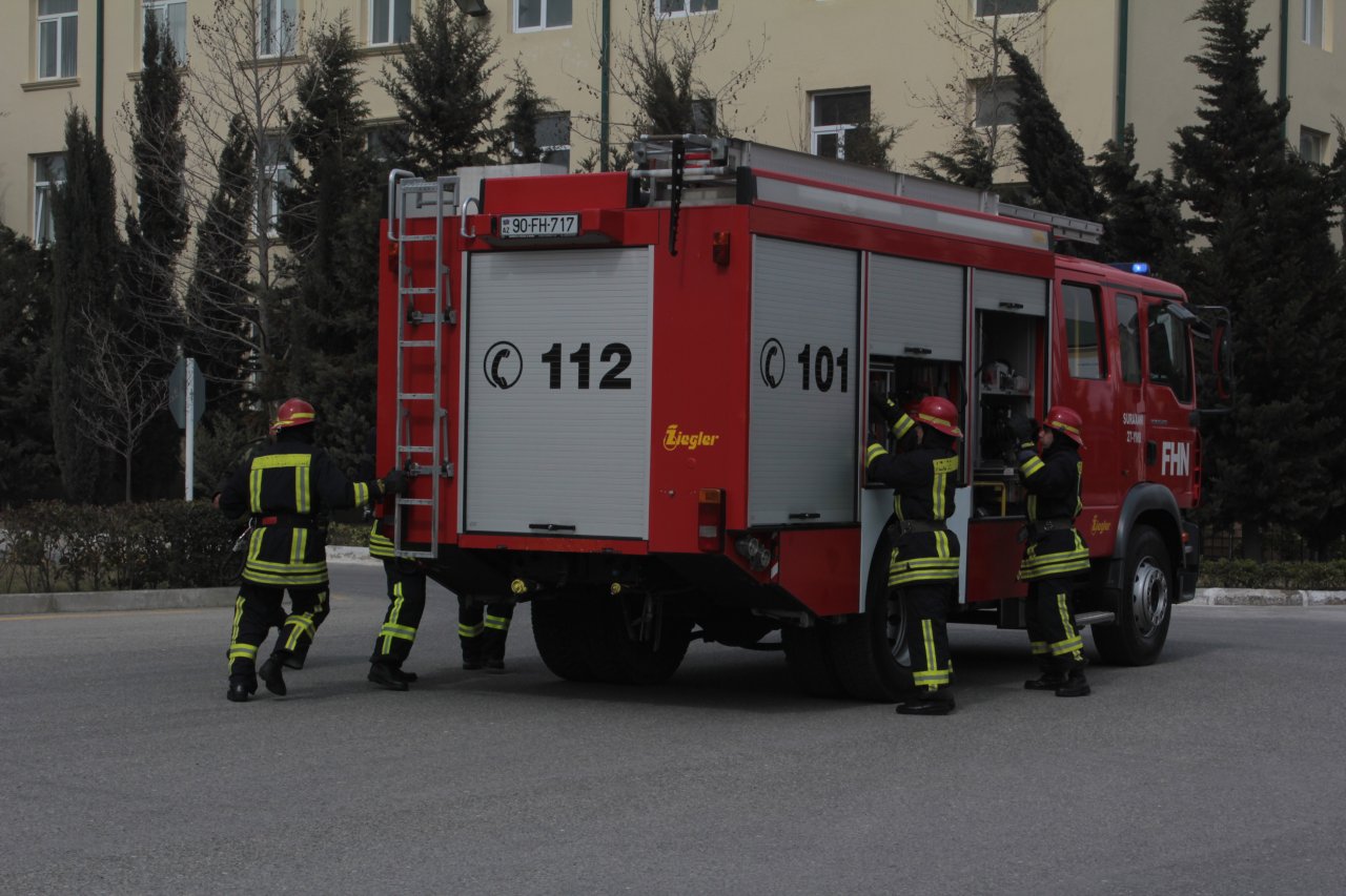 FHN avtomobildə sıxılı vəziyyətdə qalan şəxsin meyitini çıxardı