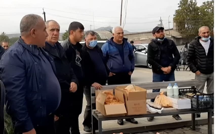 Gürcüstan azərbaycanlıları Saakaşvili üçün quzu kəsdilər - FOTO - foto 1