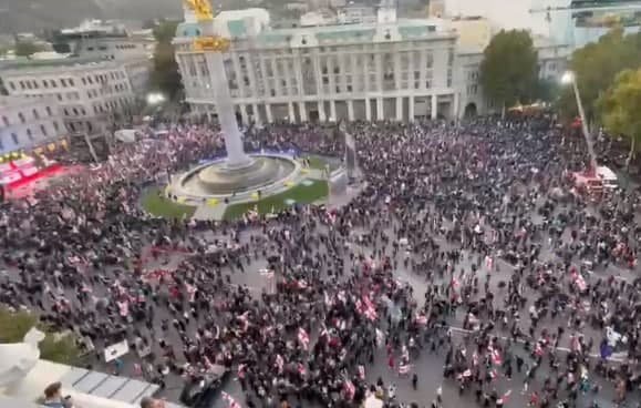 Saakaşvilinin ikinci məktubu oxundu – Tibilisidə minlərlə insan küçələrə axışıb - VİDEO Saakaşvilinin ikinci məktubu oxundu – Tibilisidə minlərlə insan küçələrə axışıb - VİDEO