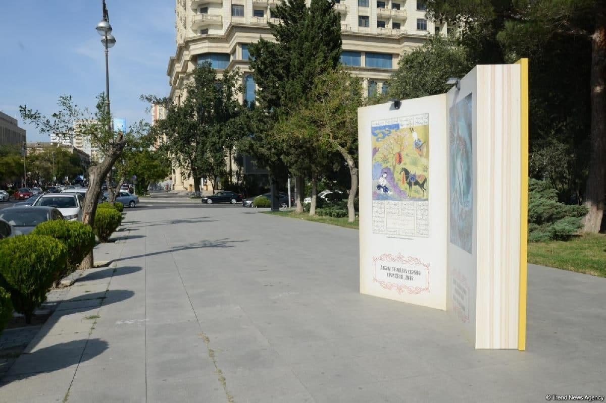 Nizami Gəncəvinin kitab maketləri Bakı küçələrində - FOTO