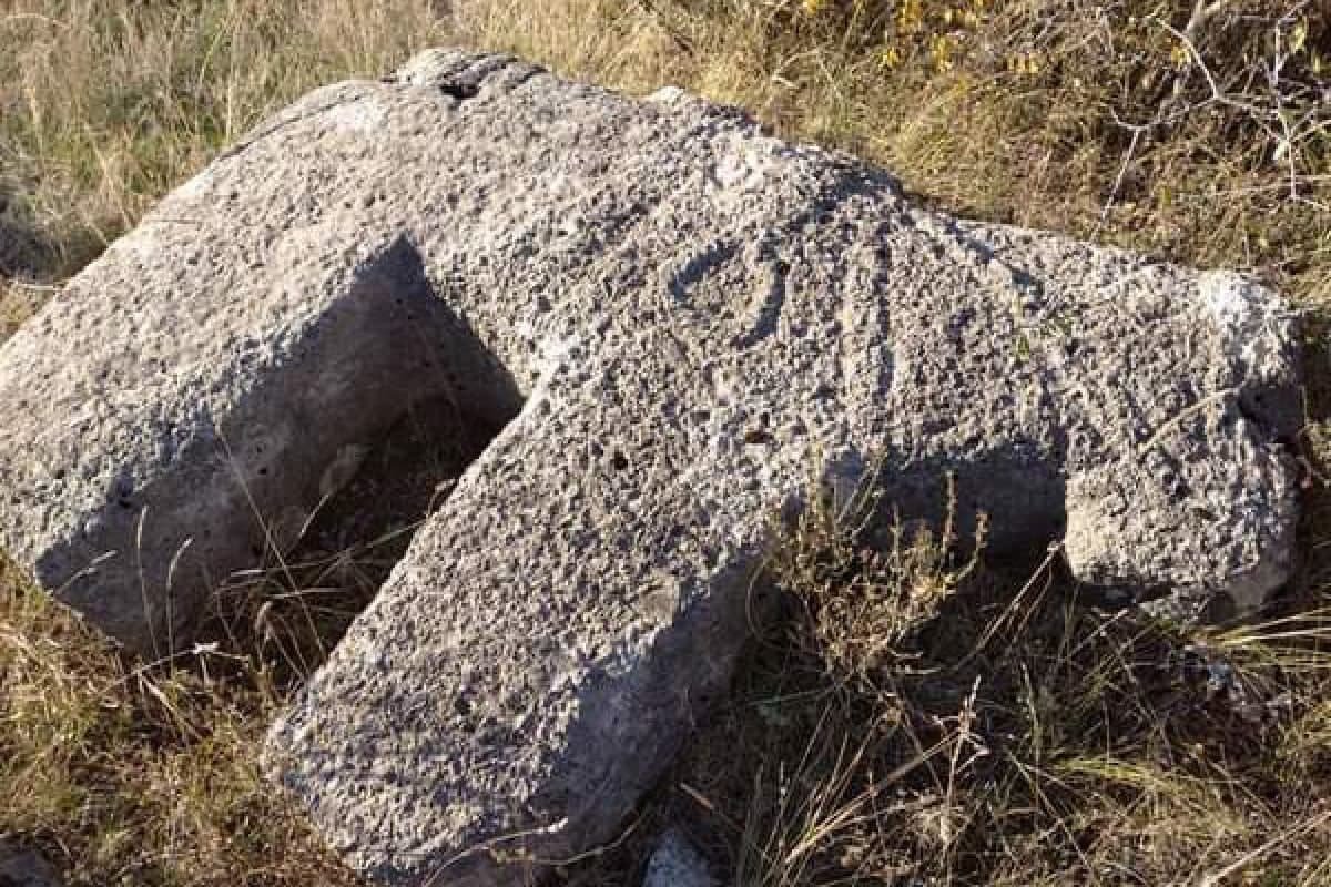 Laçında qəbirüstü at fiqurları tapıldı - FOTO
