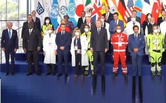 Ərdoğanın yanında dayanmaq üçün yarışdılar - VİDEO