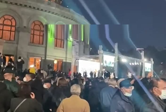 İrəvanda insanlar küçələrə axışıb - Paşinyana qarşı etiraz - VİDEO