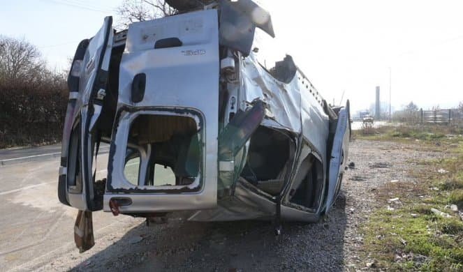 Miqrantlarla dolu avtobus aşdı, ölən və yaralananlar var