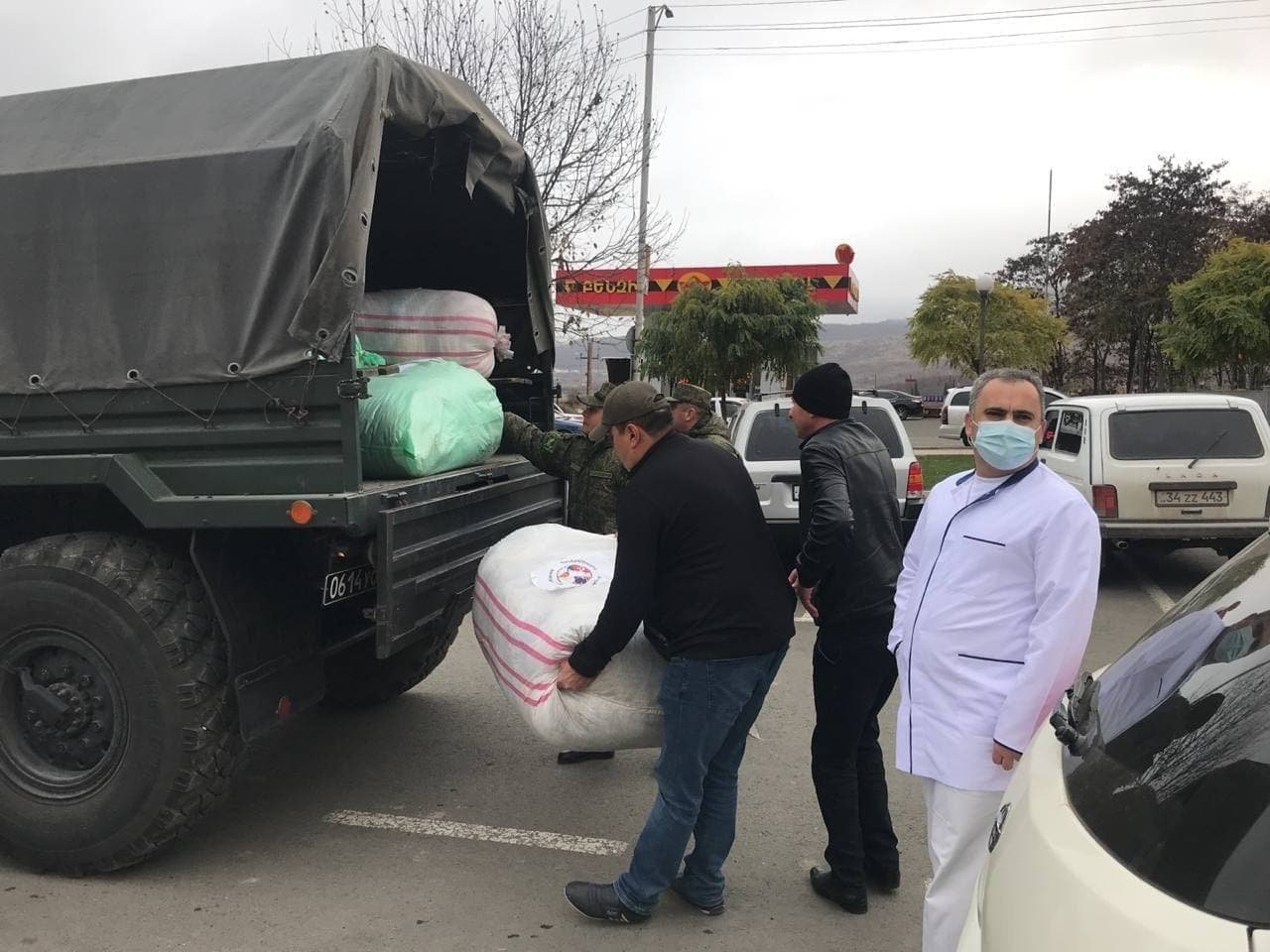 Sülhməramlıların daha bir “missiyası” ortaya çıxdı – Ermənilərə adyal daşıyırlar - FOTO