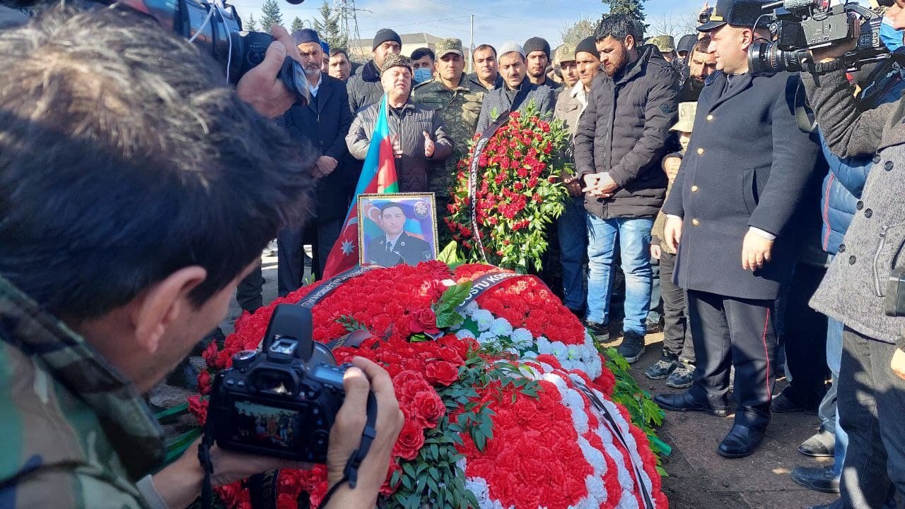 7 ŞƏHİDDƏN BİRİ: “Ana, şəhidlərin qanı hələ qurumayıb” - FOTO 7 ŞƏHİDDƏN BİRİ: “Ana, şəhidlərin qanı hələ qurumayıb” - FOTO