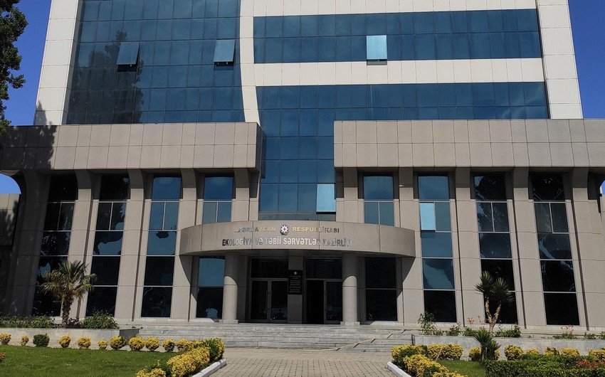 Bakıda nazirliyin binası tüstüləndi – FHN-in əməkdaşları əraziyə gəldi