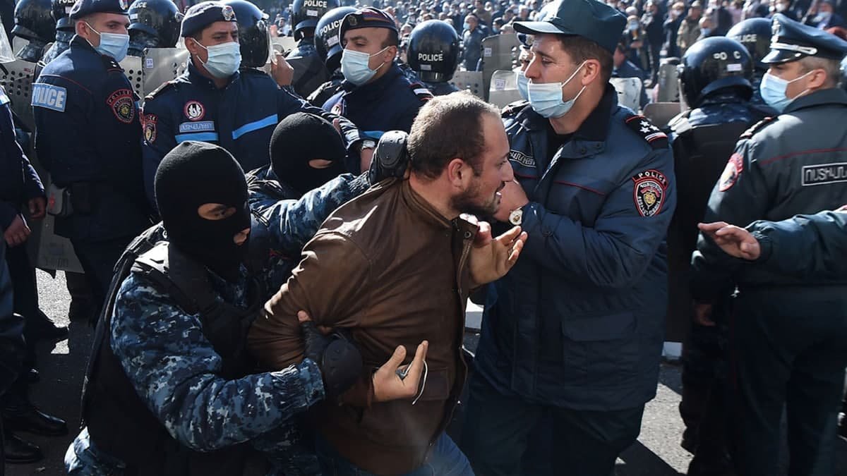 İrəvanda qarşıdurma başladı - 18 nəfər polisə aparıldı - VİDEO