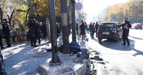 Bakıda 2 avtomobil toqquşdu, səkidə dayanan qadın öldü