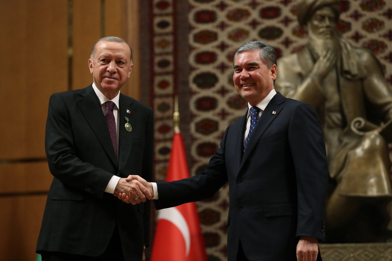 Berdiməhəmmədov Ərdoğanı təltif etdi - FOTO