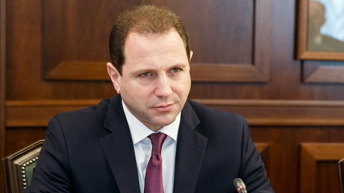 İrəvan məhkəməsi keçmiş müdafiə nazirini həbsdə saxladı