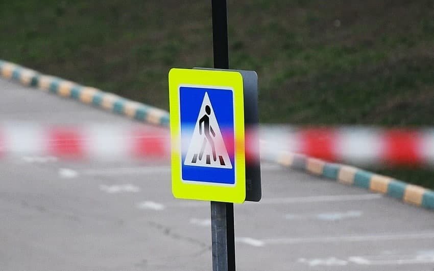 Yolu keçmək istəyən qadını \