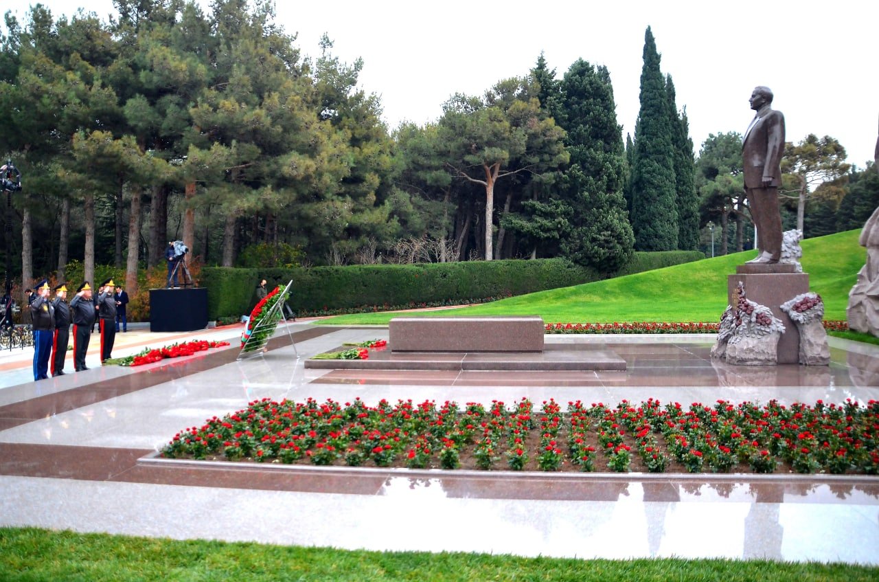 Müdafiə Nazirliyinin rəhbər heyəti Heydər Əliyevin məzarını ziyarət etdi - FOTO