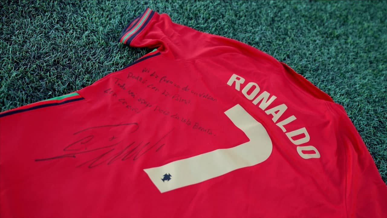 Ronaldu formasını satışa çıxardı - Pulunu xeyir işə xərcləyəcək Ronaldu formasını satışa çıxardı - Pulunu xeyir işə xərcləyəcək