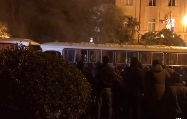Abxaziyada toqquşmalar başladı - Əsgərlər insanlara atəş açır - VİDEO 