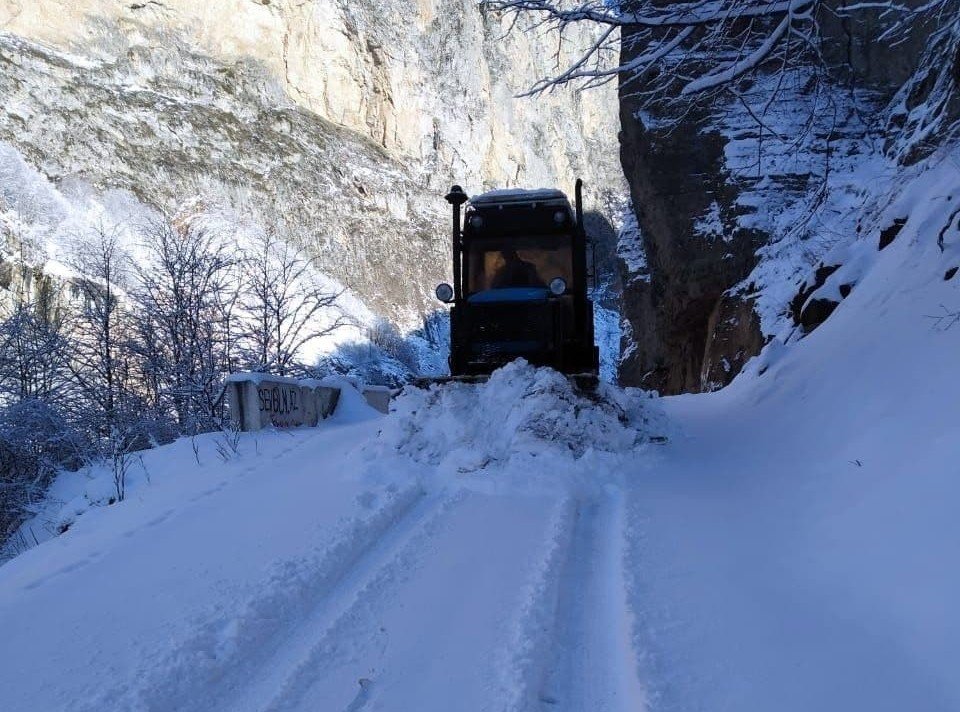 Qubada bu yollar buz bağladı - 17 dərəcə şaxta var - FOTO - foto 1